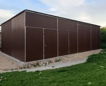 Skardinis angaras 12x6 m – stogas vienšlaitis, vartai dvivėriai, Tamsiai ruda