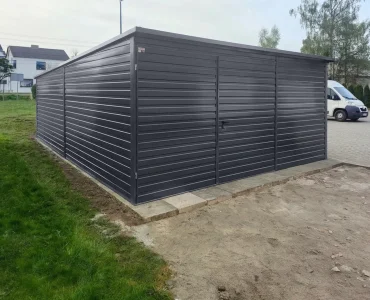 Skardinis garažas 5x5 m – stogas vienšlaitis, vartai dvivėriai, Juodos spalvos