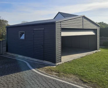 Skardinis garažas 5,9x5,8 m – stogas dvišlaitis, vartai segmentiniai, Grafitas