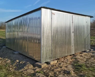 Skardinis garažas 5x6 m – stogas vienšlaitis, vartai dvivėriai, Cinkuotas