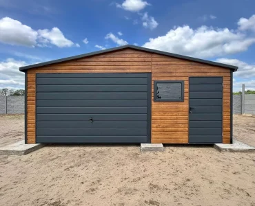 Skardinis garažas 6x5 m – stogas dvišlaitis, vartai pakeliami, Medžio imitacijos – Modelis 2
