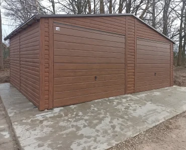 Skardinis garažas dviejų vietų, 7x5 m – stogas dvišlaitis, vartai pakeliami, Medžio imitacijos – Modelis 4