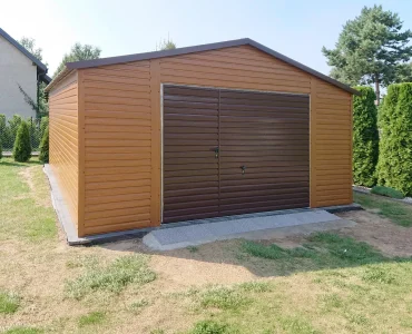 Skardinis garažas 5x5 m – stogas dvišlaitis, vartai pakeliami, Medžio imitacijos