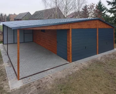 Skardinis garažas dviejų vietų, 6x5 m – stogas dvišlaitis, vartai pakeliami, Medžio imitacijos – Modelis 9