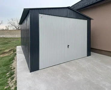 Skardinis garažas 3,5x5 m – stogas dvišlaitis, vartai pakeliami, Grafitas