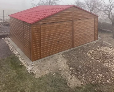 Skardinis garažas dviejų vietų, 7x5 m – stogas dvišlaitis, vartai pakeliami, Medžio imitacijos – Modelis 3