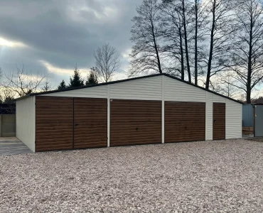 Skardinis garažas trijų vietų, 12x6 m – stogas dvišlaitis, vartai pakeliami, Medžio imitacijos Balta