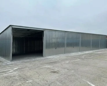 Skardinis garažas 18x5 m – stogas vienšlaitis, vartai pakeliami, Cinkuotas