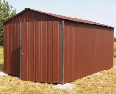 Skardinis garažas 3,5x5 m – stogas dvišlaitis, vartai dvivėriai, Tamsiai ruda