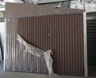 Vartai su skydu, dešinioji priekinė dvišlaičio dalis 3x2,70x2,13 m, rudi matiniai