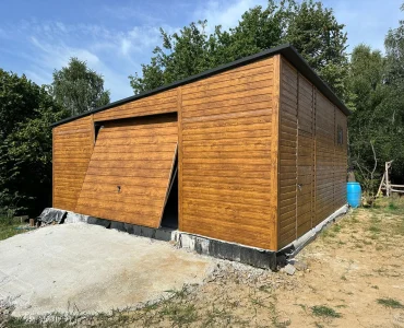 Skardinis garažas 7x6 m – stogas vienšlaitis, vartai pakeliami, Medžio imitacijos