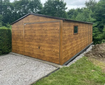 Skardinis garažas 4,5x6 m – stogas dvišlaitis, vartai pakeliami, Medžio imitacijos